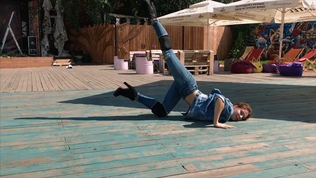 Таня Ильинова / High heels / Under Stand смотреть онлайн