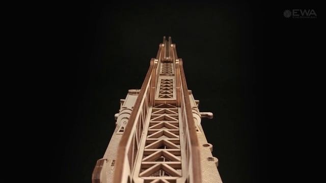 Пожарная машина с выдвижной и вращающейся лестницей от EWA (Eco-Wood-Art) - 3D пазл, сборная модель смотреть онлайн