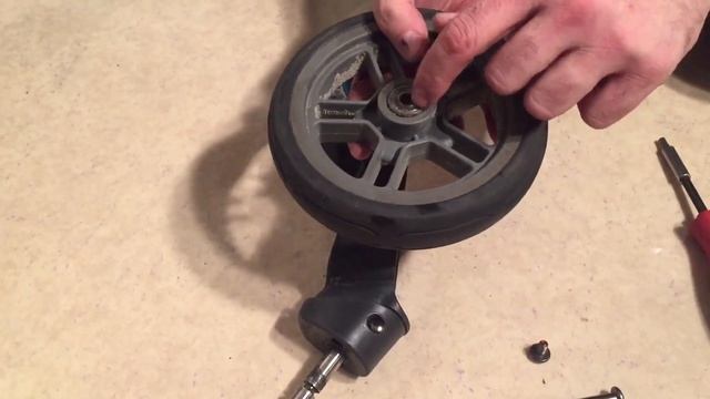 How to Disassemble and Fix the Front Wheels of an UPPAbaby Cruz смотреть онлайн