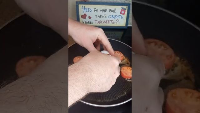 Яичница в сосиске сердечком. Яичница Сердце. Яичница сердечком с сосиской. Яичница в виде сердца. смотреть онлайн