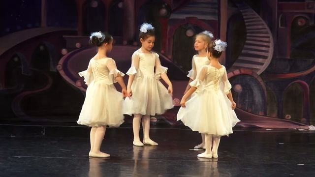 Ульяна Андрейковская танцует в спектакле "День рождения Русалочки" смотреть онлайн