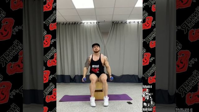 Сгибание рук с гантелями сидя, с разворотом смотреть онлайн