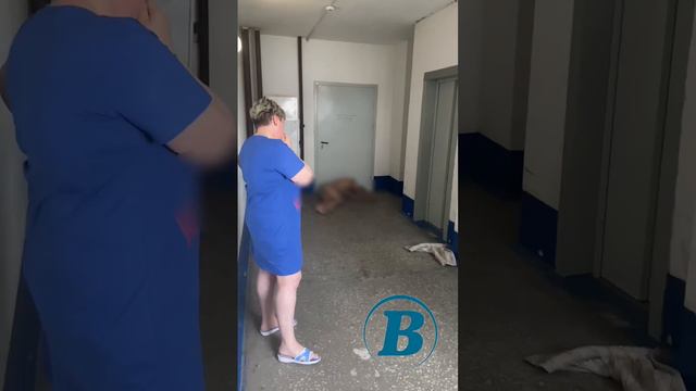 В Сургуте полуголый мужчина под наркотиками упал на пол и молился на весь подъезд смотреть онлайн