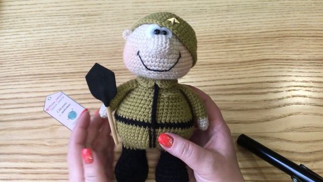 Солдат вязаный крючком. Игрушка вязаная крючком для мальчика. смотреть онлайн