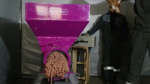 Измельчитель - пастоприготовитель ЖАСКО и целые тушки кур с пером