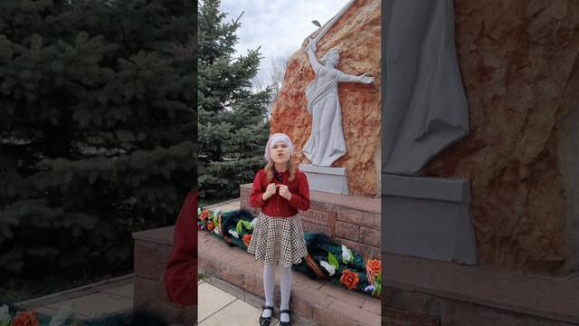 стихотворение "Давно уже на свете его нет" автор А.Д. Деменьтьев исполняет Жанна Воропай смотреть онлайн