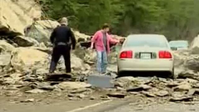Man drives into a rockslide смотреть онлайн