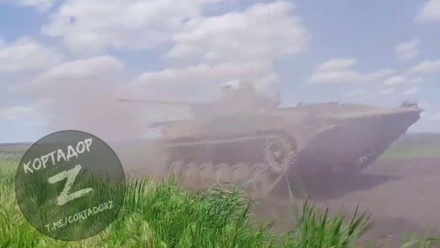 Работа БМП-2 по позициям ВСУ/Work of the BMP-2 at the Ukrainian position смотреть онлайн