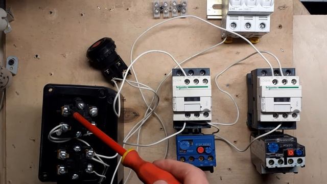 Реверсивная схема пуска эл.двигателя через магнитный пускатель с тепловым реле. Пошагово и со схемой смотреть онлайн