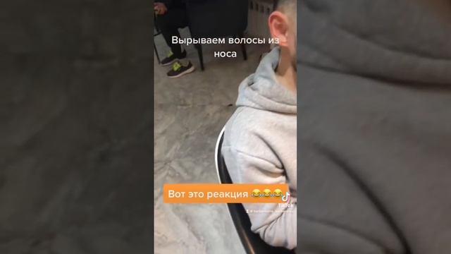 Реакция На Вырывание Волос из Носа ВОСКОМ | SHORTS смотреть онлайн