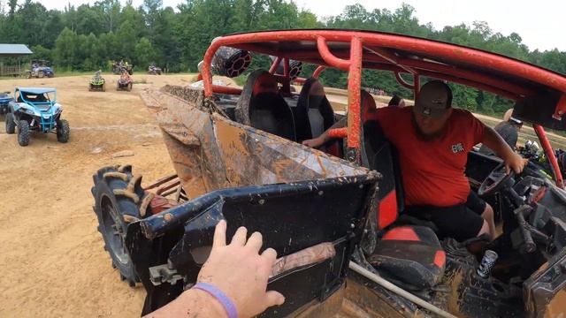CFMOTO CFORCE 800 & 2021 ZFORCE Compete in Mud Race Vs Canam & Polaris смотреть онлайн