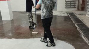 Нанесение эпоксидной грунтовки на бетонное основание