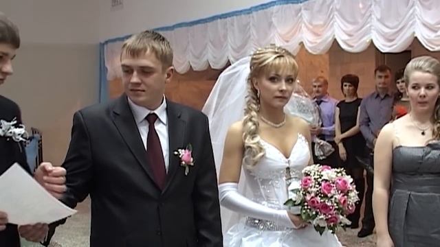 Симпатичная пара молодожёнов в загсе, регистрация брака смотреть онлайн