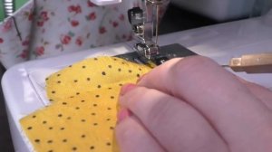 Узкая двойная подгибка среза Лапка улитка How to make a Narrow Hem Московский шов
