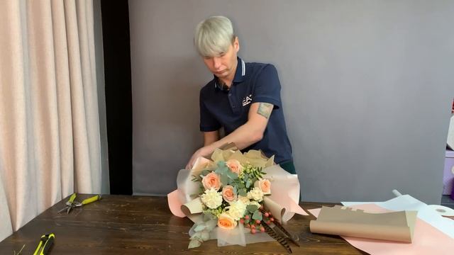 ОДНОСТОРОННИЙ БУКЕТ В НЕЖНЫХ ТОНАХ / БУКЕТ-ПОРОСЁНОЧЕК)) смотреть онлайн