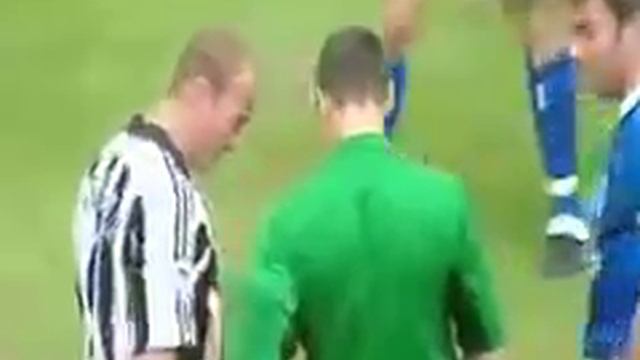 Шок! Судье дали красную карточку смотреть онлайн