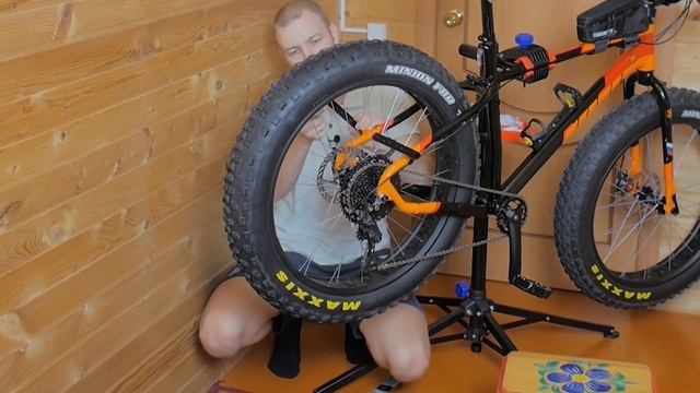 Установка багажника Topeak UNI Super Tourist FAT Disc и Topeak Modula Java Cage на фэтбайк для Бати смотреть онлайн