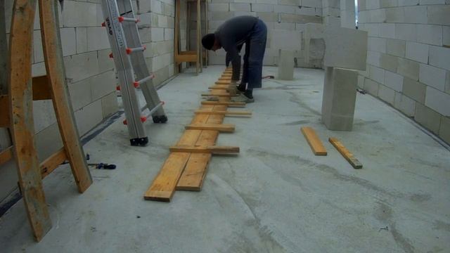 Кладка последнего ряда, опалубка, армопояс. ждём плиты перекрытия. смотреть онлайн