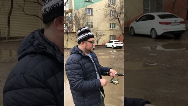Мужик в Астрахани в луже поймал Сазана. БОЛЬШАЯ РЫБАЛКА.Мужик в Астрахани в луже поймал Сазана. БОЛЬ смотреть онлайн