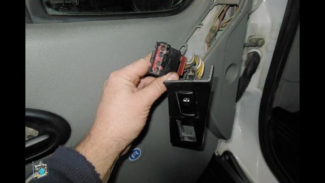 Ремонт кнопок стеклоподъёмника - Renault Master 2.5d смотреть онлайн