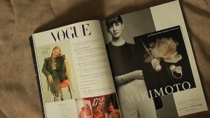 АСМР ❗ ИНТЕНСИВНОЕ ❗ ЖЕВАНИЕ ЖВАЧКИ И ЛИСТАЕМ ЖУРНАЛ. БЛИЗКИЙ ШЕПОТ. ДВИЖЕНИЯ РУК. ASMR CHEWING GUM