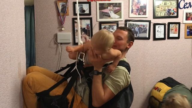 Папа играет с детьми после работы смотреть онлайн