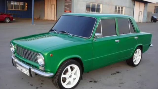 ВАЗ 2101 зеленого кольору на білих тітанах смотреть онлайн