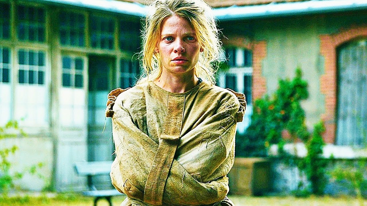 Бал сумасшедших — Русский трейлер (2024) смотреть онлайн