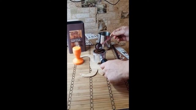 Темпер из яркого пластика для темперовки кофе. смотреть онлайн