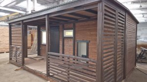 Каркасная баня 4,4х6,0 метров с классической планировкой и террасой