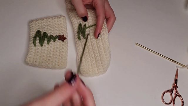 Crochet Christmas Tree Cozy (Beginner Crochet Mug Cozy) смотреть онлайн