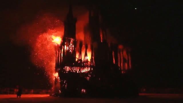 В Калужской области сожгли на масленицу готический собор из веток смотреть онлайн
