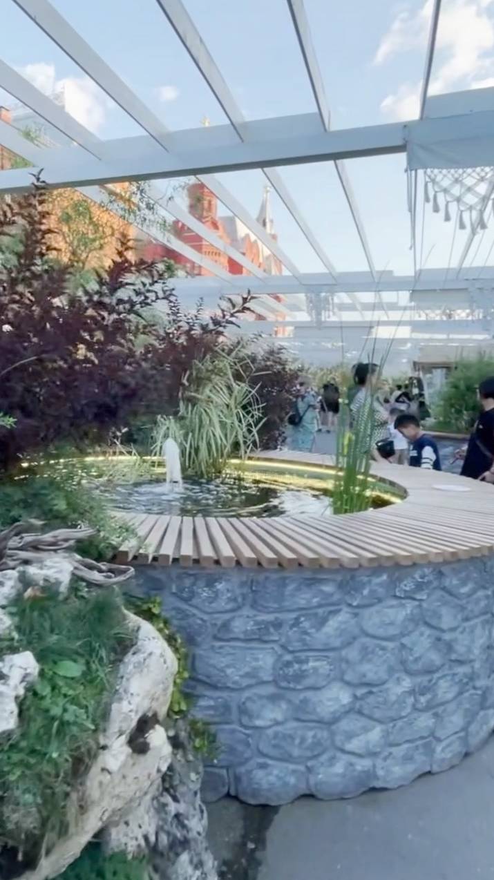 Золотые карпы кои) Театральная площадь в Москве смотреть онлайн