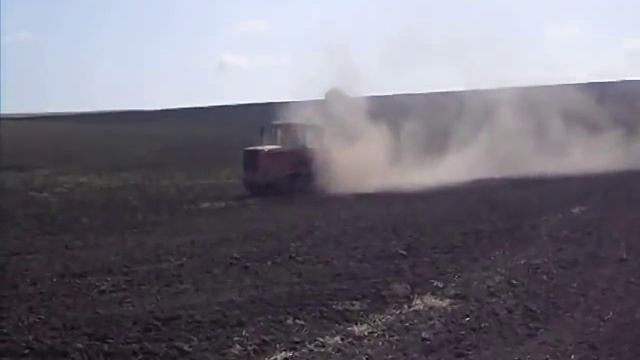 Вспашка поля в Ивановке смотреть онлайн