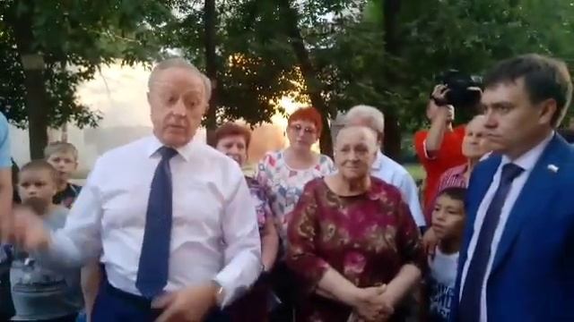 Губернатор на ремонте двора в Энгельсе смотреть онлайн