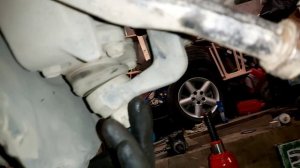 Как снять передний нижний рычаг на Toyota Hilux Surf KZN185 1KZ-TE