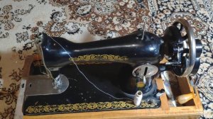 Швейная машинка. Старая швейная машинка в работе. Швейная машина Подольский механический завод. ПМЗ