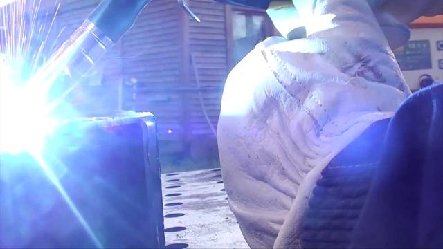 Пробую варить своим новым полуавтоматом Hugong Extremig - прямо сейчас! Первый раз!