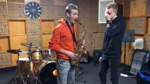 Как научиться играть на саксофоне за 10 минут