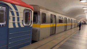 Перегонка двух вагонов Яузы составом 81-717/714.5М на станции «Площадь Революции»