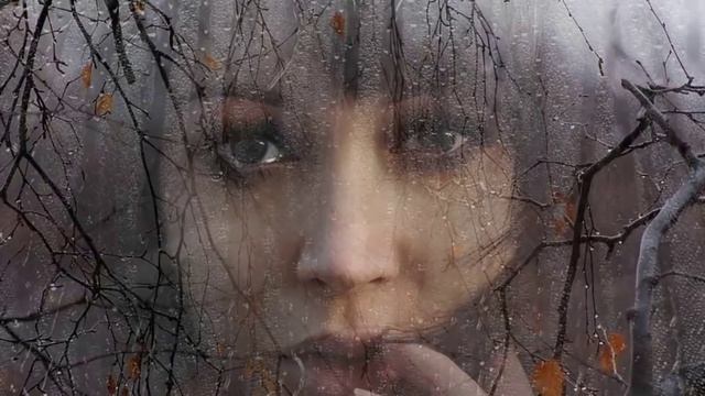 Тихо плачет осень за окошком ... Crying softly fall outside the window ... смотреть онлайн