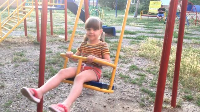 Кира на детской площадке смотреть онлайн
