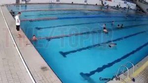 в Китае маленький мальчик утонул в бассейне прям перед тренером