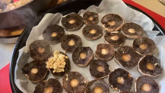 Мясниые грибы с сыром (Ətli Pendırli göbələk) смотреть онлайн