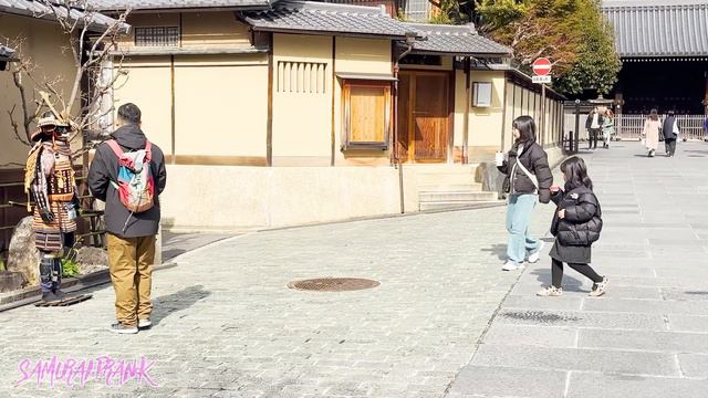 #44 SAMURAI Mannequin Prank in Kyoto Japan | Japanese prank for traveler at Kiyomizu Temple смотреть онлайн