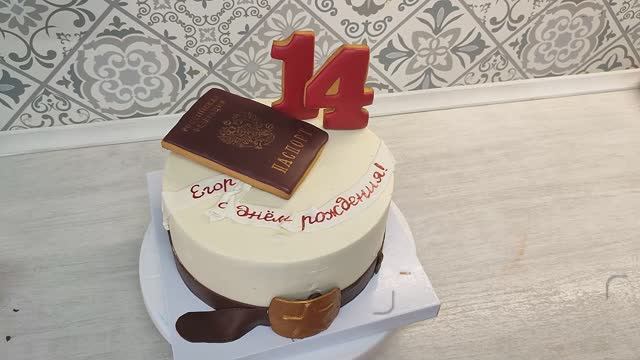 Украшаем тортик пластичным шоколадом в форме солдатского ремня