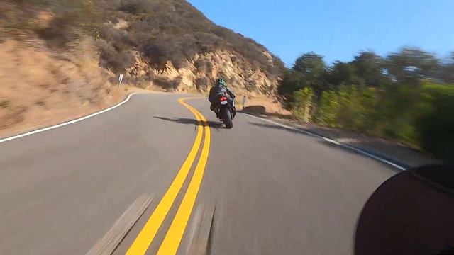 Jesse Morales carves Los Flores Canyon in Malibu, CA. 2019 Kawasaki Ninja ZX-6R. смотреть онлайн