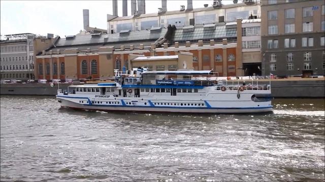 Пассажирский теплоход типа ОМ Организатор в центре Москвы 15 05 2021г смотреть онлайн