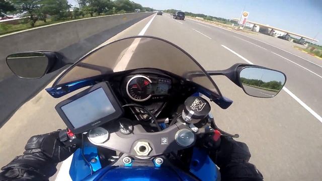 Гонка по трассе GSX-R750 против Mercedes S500 смотреть онлайн