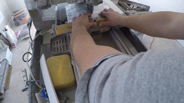 HOW TO CUT GLASS TILE - CUTTING SMALL TILE ON WET SAW WITHOUT CHIPPING смотреть онлайн